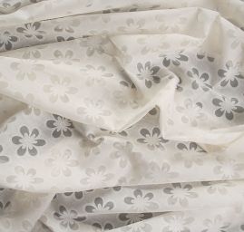 Etamín žakárový květinový vzor lomená bílá