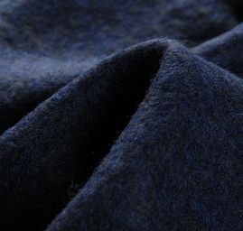 Vařená vlna tmavě modré barvy