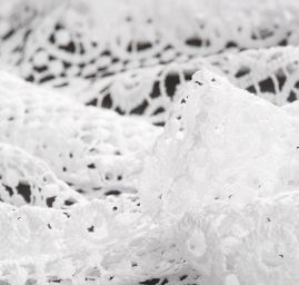 Krajka hrubá geometrický ornament bílá