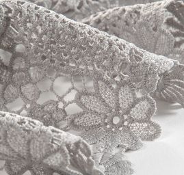 Krajka hrubá květinový vzor šedá