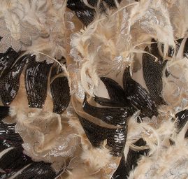 Krajka výšivka na tylu doplněna flitry a peřím