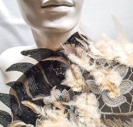 Krajka výšivka na tylu doplněna flitry a peřím