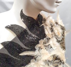 Krajka výšivka na tylu doplněna flitry a peřím