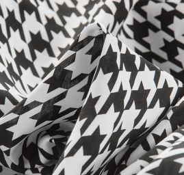 Viskozová šatová látka tisk vzor pepito černobílá