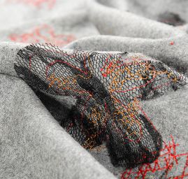 Vlněná látka s aplikací výšivky květů červená/šedá