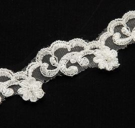 Krajka lem vzdušná na tylu korálky slonová kost