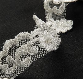 Krajka lem vzdušná na tylu korálky slonová kost