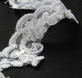 Krajka lem vzdušná na tylu korálky/flitry bílá