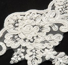 Krajka lem smetanová doplněna flitry