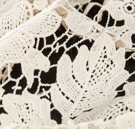 Krajka hrubší plastický vzor smetanová