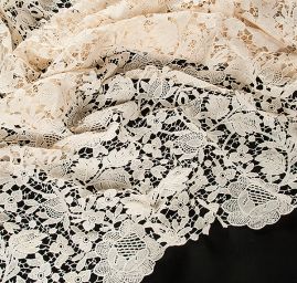 Krajka hrubší plastický vzor smetanová