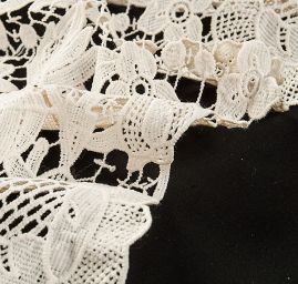 Krajka hrubší plastický vzor smetanová