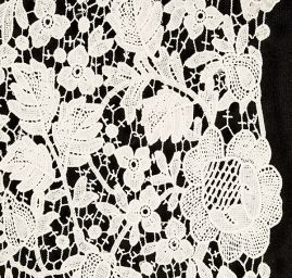 Krajka hrubší plastický vzor smetanová