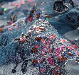 Krajky výšivka na tylu rokajl/korálky/flitry fialová