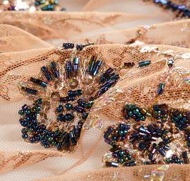 Krajka výšivka na tylu korálky/rokajl/flitry hnědá