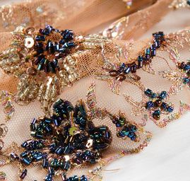 Krajka výšivka na tylu korálky/rokajl/flitry hnědá