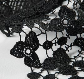 Krajka hrubší plastický vzor černá