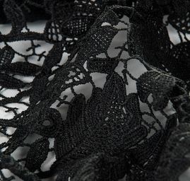 Krajka hrubší plastický vzor černá