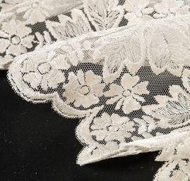 Krajka výšivka na tylu lístky/květy smetanová