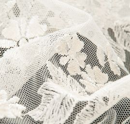 Krajka výšivka na tylu lístky/květy smetanová