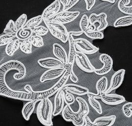 Krajka lem květinový motiv sněhově bílá