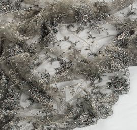 Krajka výšivka na tylu rokajl/korály/flitry šedá