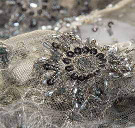 Krajka výšivka na tylu rokajl/korály/flitry šedá