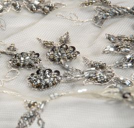 Krajka výšivka na tylu rokajl/korály/flitry šedá