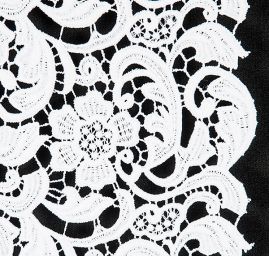 Efektní hrubá krajka bílá