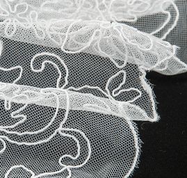 Krajka jemná výšivka na tylu bílá
