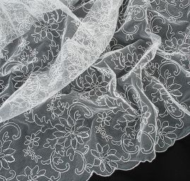 Krajka jemná výšivka na tylu bílá