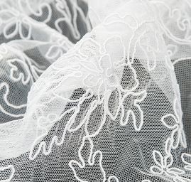 Krajka jemná výšivka na tylu bílá
