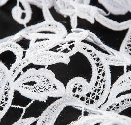 Krajka luxusní plastický vzor bílá