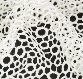 Efektní hrubá krajka geometrický vzor slonová kost