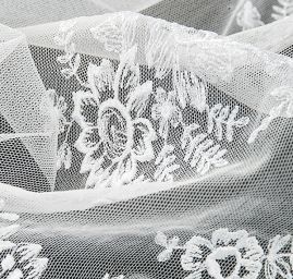 Krajka výšivka na tylu bílá