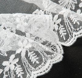 Krajka výšivka na tylu bílá