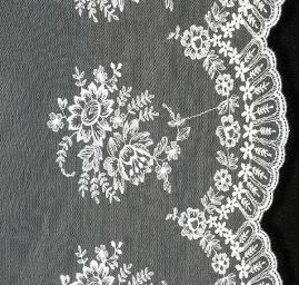 Krajka výšivka na tylu bílá