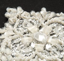 Krajková vsadka středová korálky, flitry slonová kost