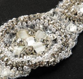 Krajková vsadka středová bílá/stříbrná