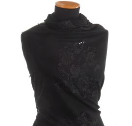 Vlněná látka s krajkovou aplikací černé barvy