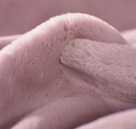 Imitace kožešiny v barvě růženínu