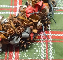 Bavlněná látka vánoční vzor kostka zelenočervená