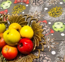 Bavlněná látka vánoční vzor šišky a mašličky šedá