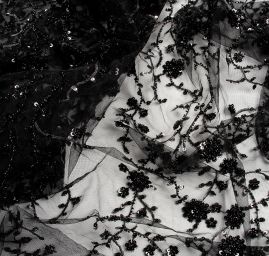 Krajka výšivka na tylu s rokajlem a flitry bordura černá