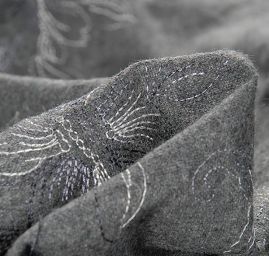 Vlněná látka s výšivkou paisley motiv/květy šedá