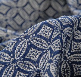 Žakárová látka geometrický motiv modrá/slon. kost