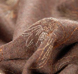 Vlněná látka s výšivkou paisley motiv/květy hnědá