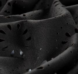 Úplet prořezávaný vzor květů černá