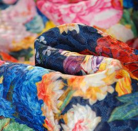 Pletenina s plastickou strukturou piké květy modrá