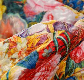 Pletenina s plastickou strukturou piké květy červená